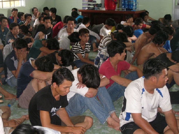 Các đối tượng lợi dụng biểu tình gây rối, đập phá tài sản của các doanh nghiệp.