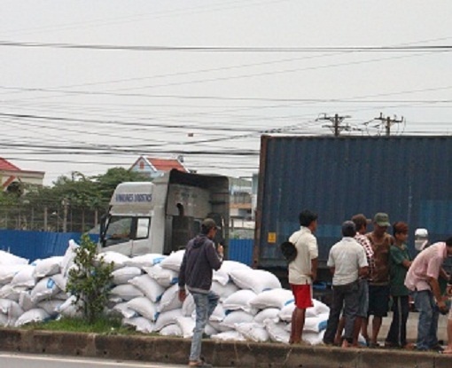 Xe cho dau phong do xuong duong o Dong Nai, khong ai hoi cua hinh anh