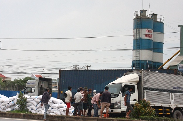 Hiện trường vụ tai nạn, không có ai tham gia hôi của. 