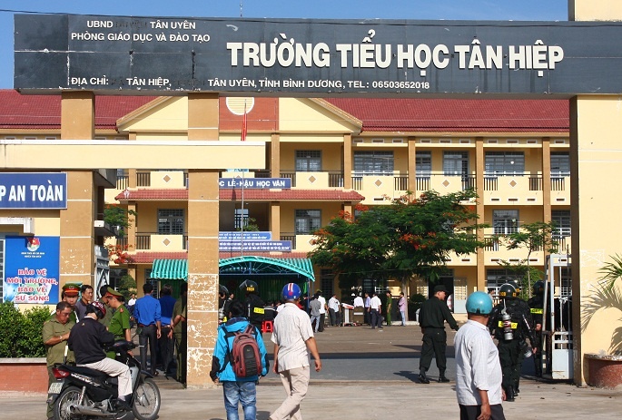 Lực lượng công an được huy động để giữ trật tự an ninh cho biểu xét xử. 