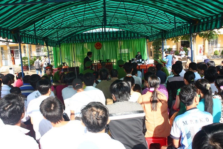 Phiên tòa diễn ra rất đông người đến dự. 