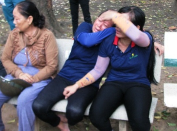 Thi cong duong ong, 2 cong nhan bi dat vui chet hinh anh