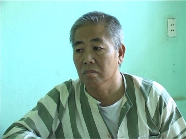 Ke benh hoan ep be gai 'quan he' voi be trai de ngoi xem hinh anh