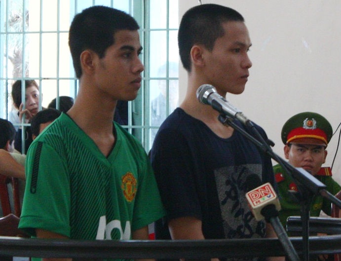 Hai bị cáo tại tòa.