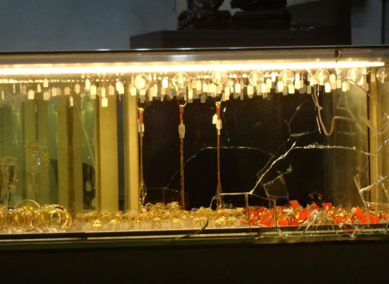 Dung sung uy hiep 4 nguoi trong tiem vang, cuop 20 luong hinh anh