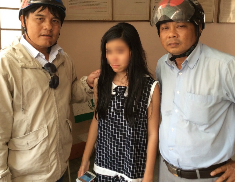 Nghi an thieu nu bi bat coc khi bo me vang nha hinh anh