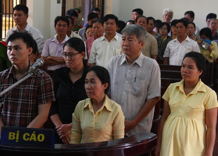 Cuu nhan vien ngan hang bi phat tu vi tham o tai san hinh anh