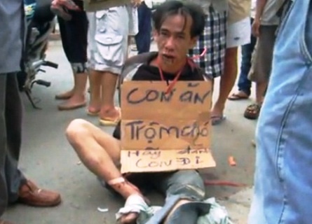 Hai 'cau tac' mang theo bot ot de chong lai nguoi truy duoi hinh anh