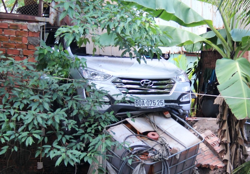 Nhan nham ga, oto huc bay be trai vao tuong hinh anh