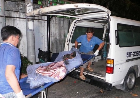 Di lam ve phat hien me chet chay trong nha hinh anh