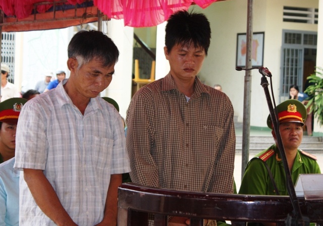 Dung xe ba gac 'hoi' bia, 2 bi cao linh 12 thang tu hinh anh