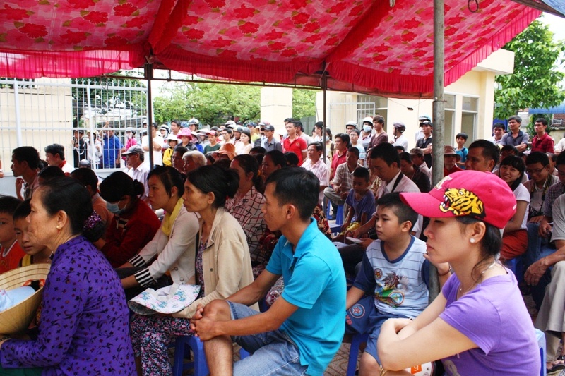 Rất nhiều người dân đến dự phiên tòa.