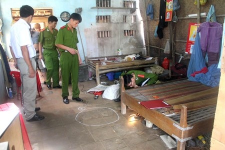 Nghi van chong dam vo 14 nhat dao roi lao vao oto tu tu hinh anh