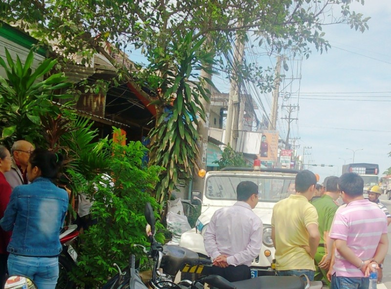 Cơ quan chức năng tiến hành khám nghiệm vụ treo cổ tự vẫn. 