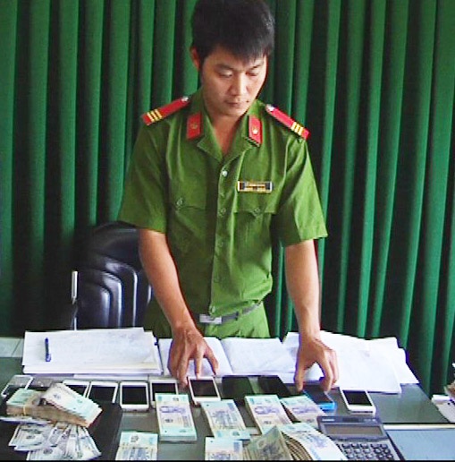 Tang vật trong đường dây cá độ bóng đá. Ảnh: CTV