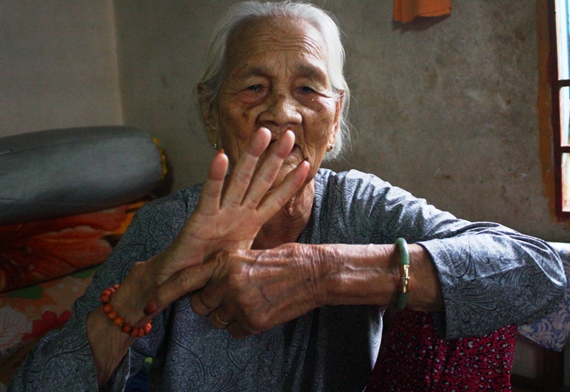 Cu ba 104 tuoi 'bat mi' chieu tay khong bat cuop hinh anh