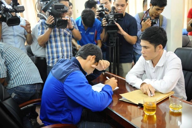 Một cầu thủ Đồng Nai tại C45 (Bộ công an) che mặt tránh ống kính máy quay. Ảnh: Tùng Lê