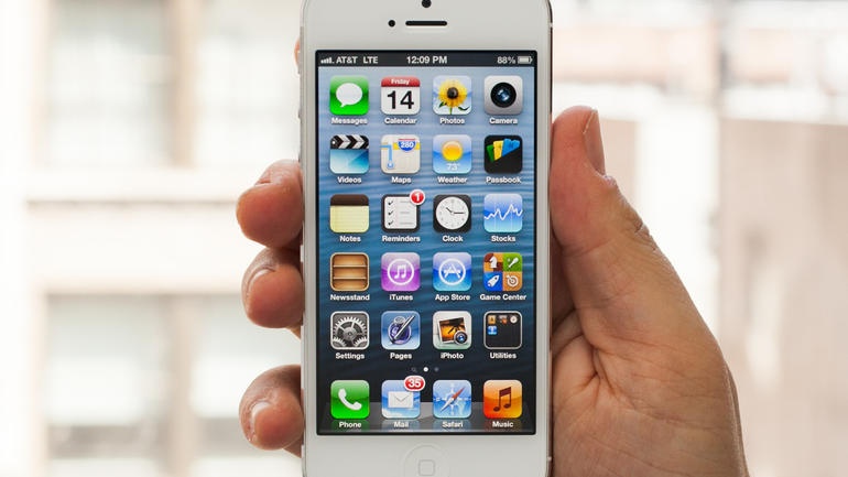 Doi nam nu dung giay to gia mua iPhone tra gop hinh anh