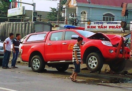 Xe chi huy cuu hoa tong trung 2 thanh nien vuot den do hinh anh