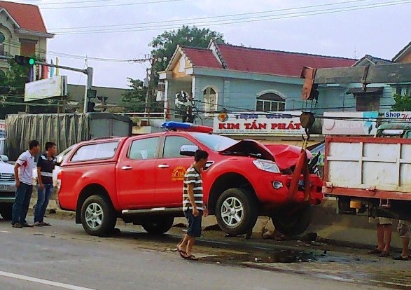 Chiếc xe chỉ huy của lực lượng PCCC được cẩu đi khỏi hiện trường.