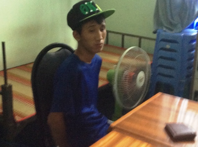 Vao quan pho cuop iPhone cua thieu nu hinh anh