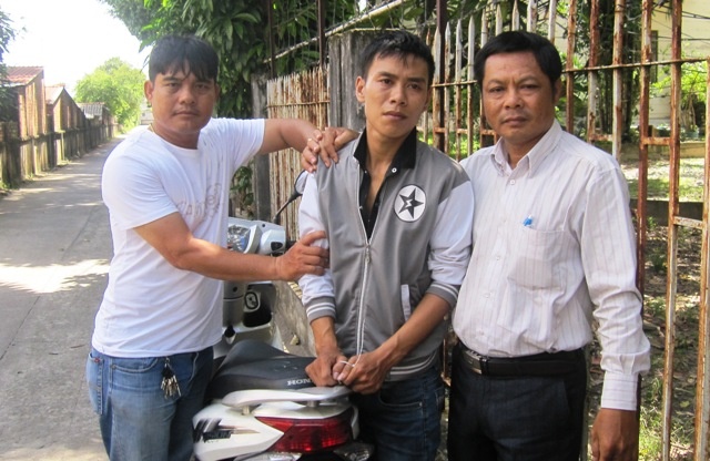 'Hiep si' bat ten trom xe may ban sang Campuchia hinh anh
