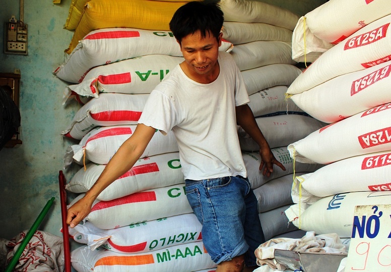 Chủ tiệm bán gạo kể lại sự việc.