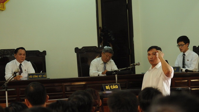 Bị cáo Vinh đang mô tả lại hôm xảy ra vụ việc trước tòa. Ảnh: Tuổi Trẻ.
