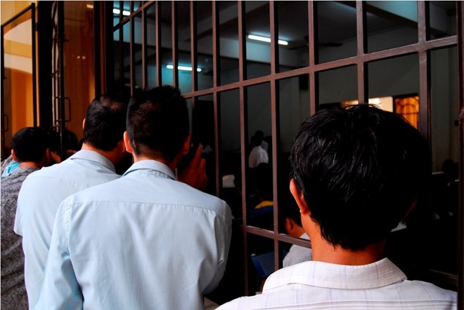 Người dân đứng bên ngoài phòng xử án theo dõi phiên tòa.