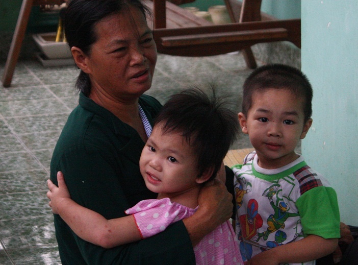 5 em be khong ro lai lich duoc nuoi giu trong cong ty hinh anh