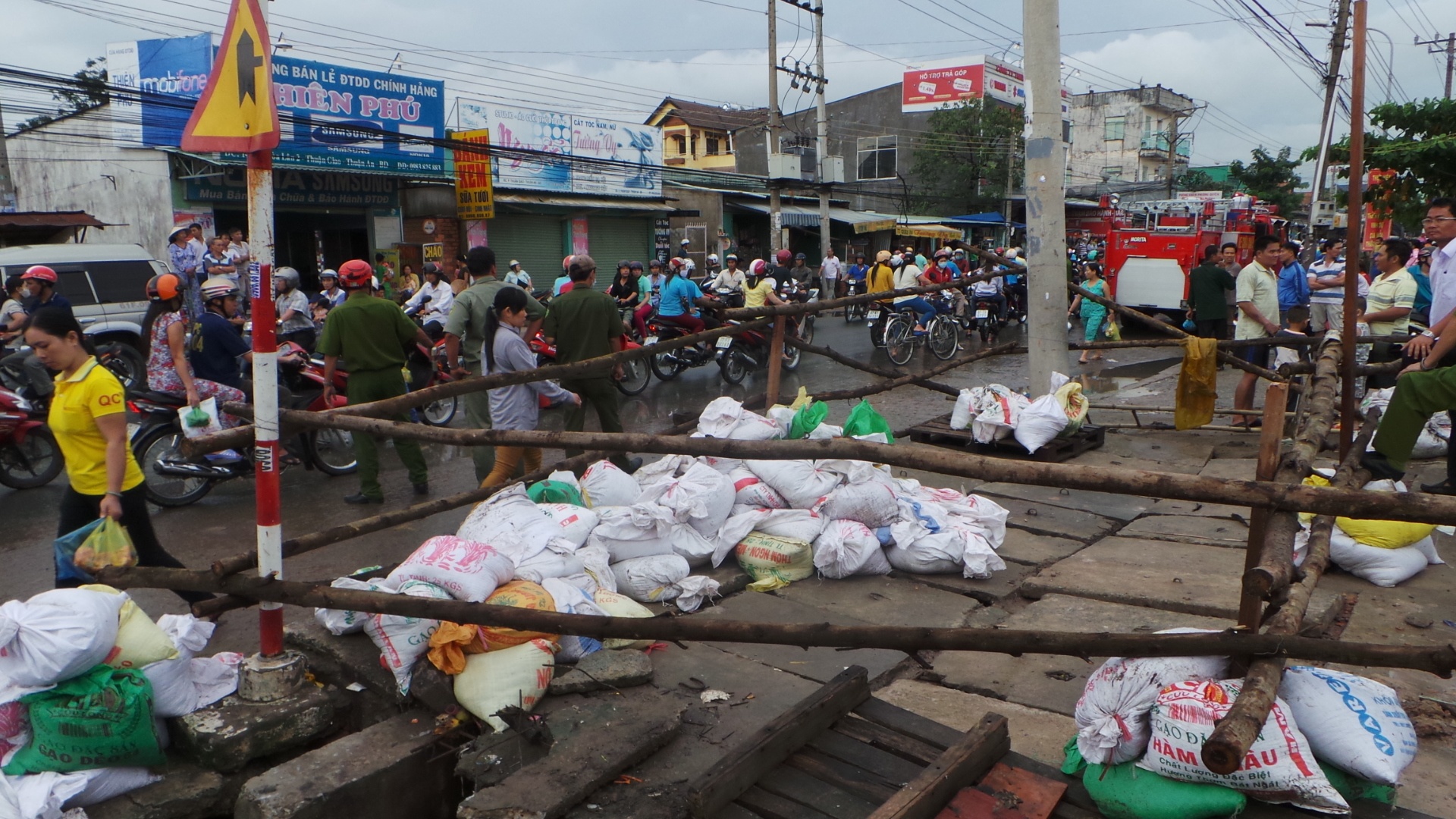 Lúc 16h, công tác timf kiếm cứu hộ đã tamj ngưng công tác tìm kiếm sau cơn mưa rất lớn. Cống nước đã đc rào chắn.