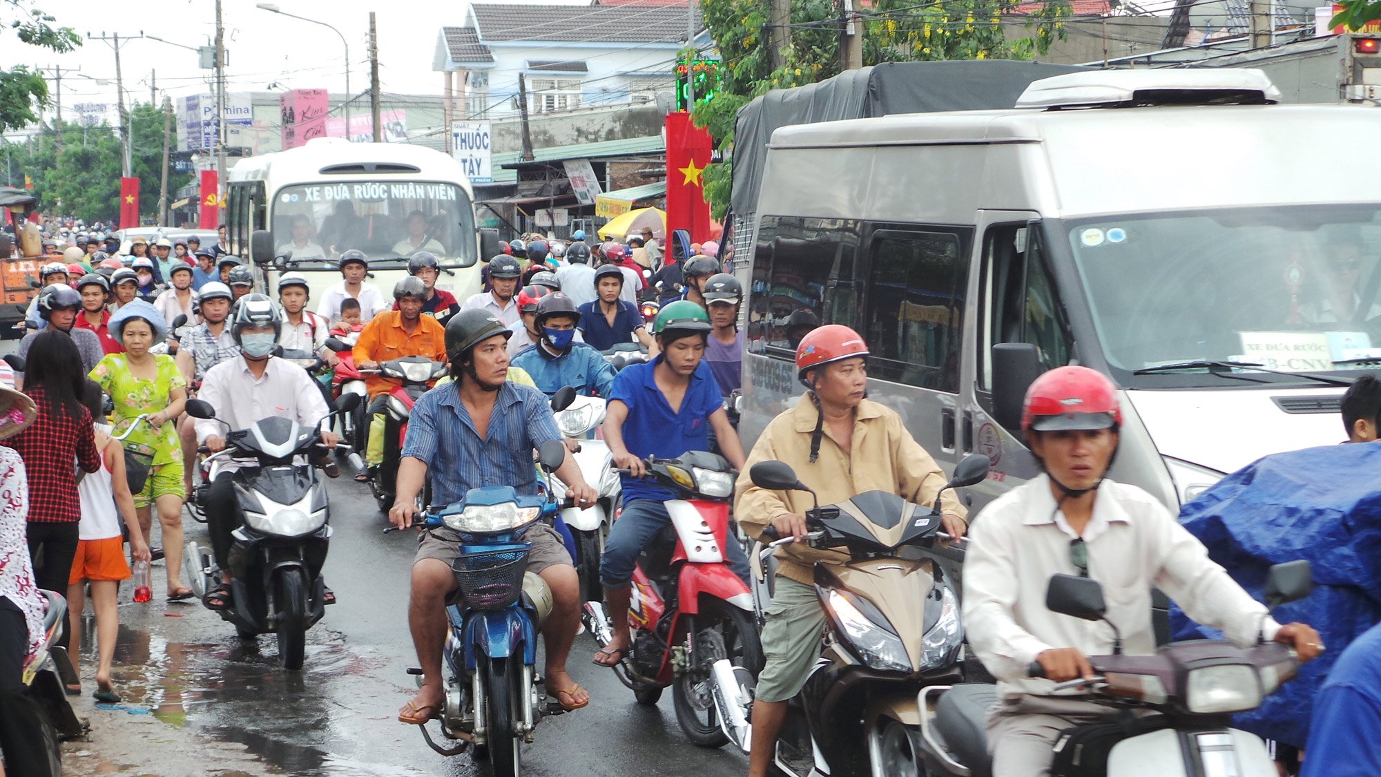 Kẹt xe nghiêm trọng tại khu vực cống xảy ra vụ việc. Dự kiến sáng mai công tác tìm kiếm sẽ đc tiếp tục.