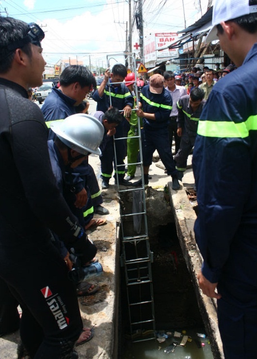 Lực lượng cứu hộ triển khai tìm kiếm. 