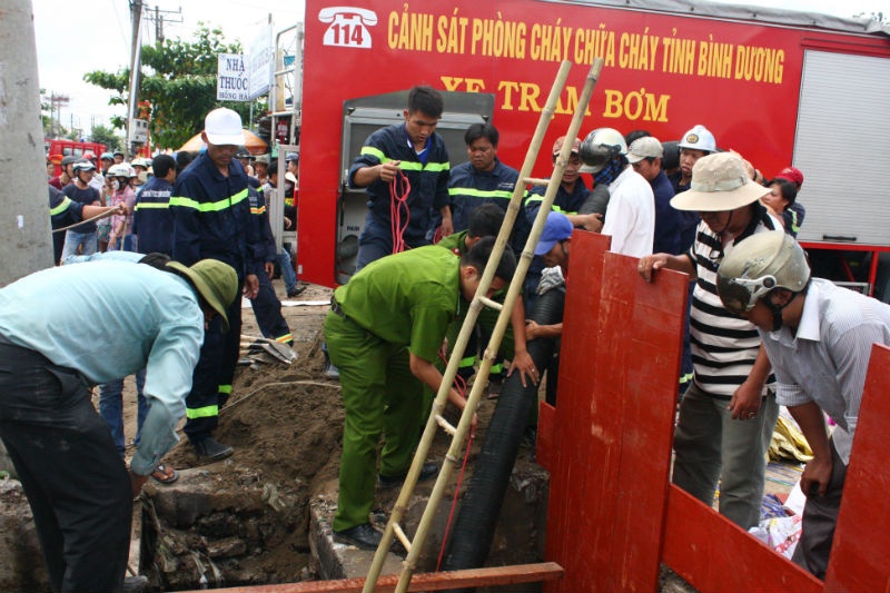 Máy bơm nước công suất lớn được huy động để hút nước dưới cống. 