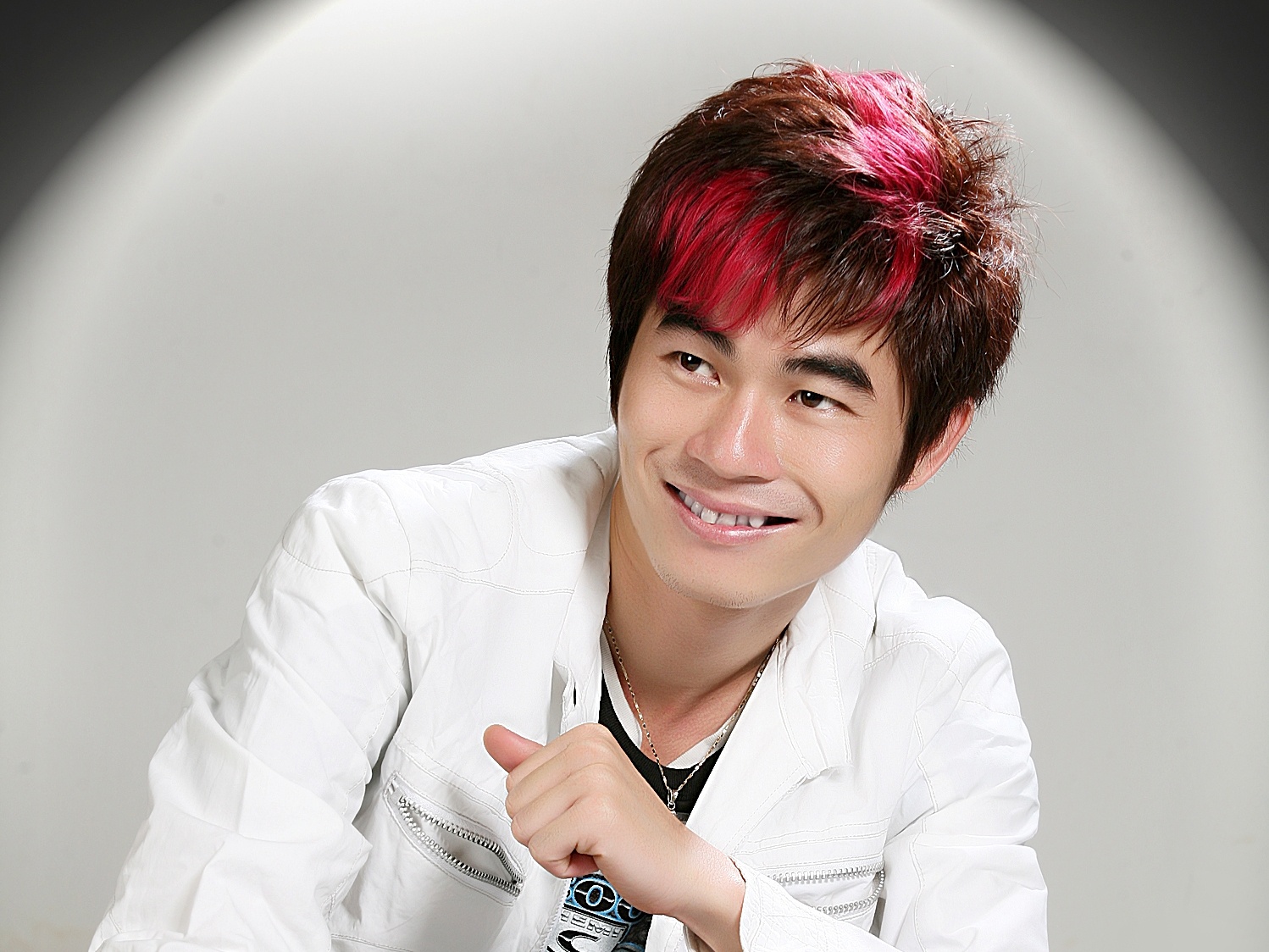 Thi the nam ca si Ho Duy Minh nam duoi chan cau hinh anh