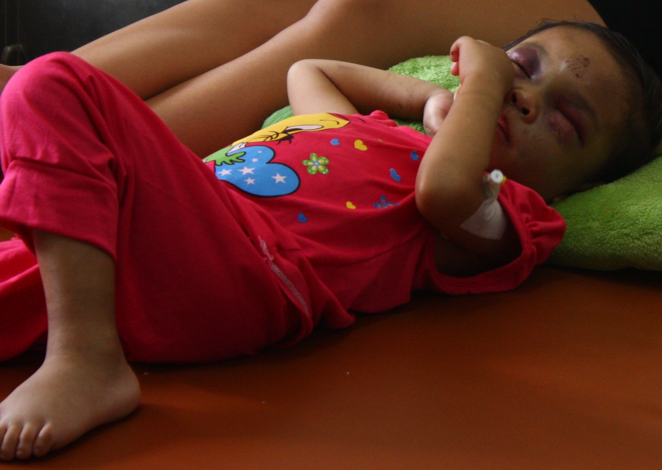 Nhưng rất nhiều lần đứa trẻ bật khóc kêu đau đớn trong hoảng sợ.