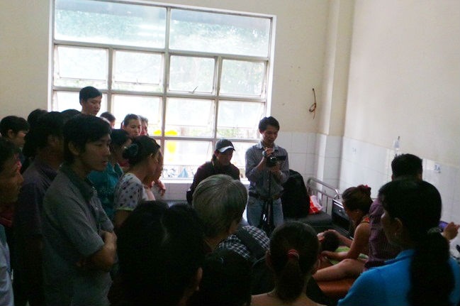 Rất nhiều người đã đến tận bệnh viện thăm đứa trẻ.