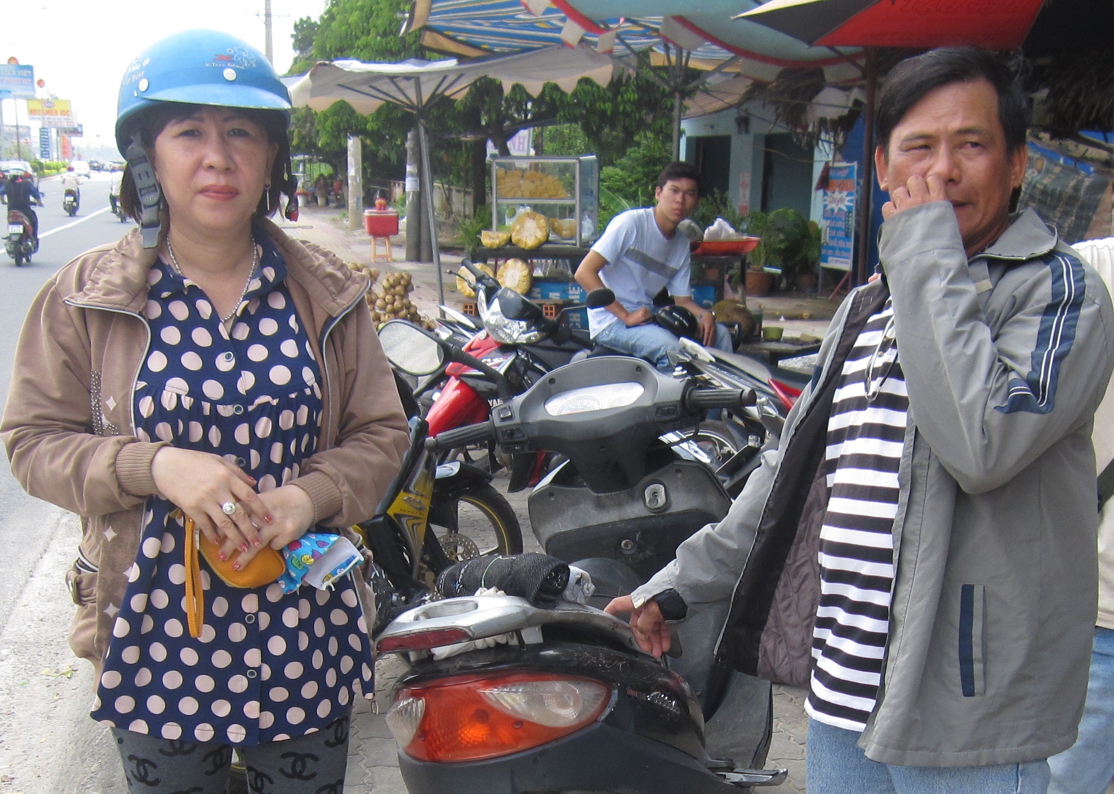 Doi toc gia vao sieu thi de trom thit hop hinh anh