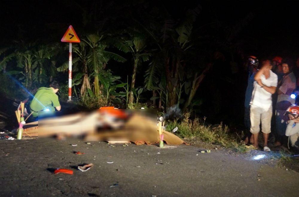 Hai xe may dau dau, 3 nguoi chet tai cho hinh anh