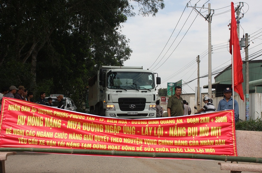 Duong bi cay nat, dan lap rao chan chan 100 xe ben hinh anh