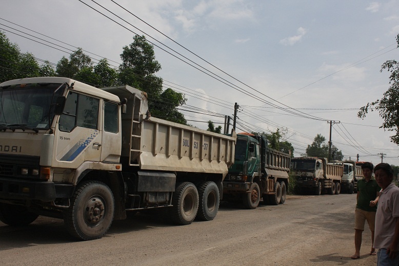 Đoàn xe ben bị mắc kẹt không ra được các khi mỏ đá.