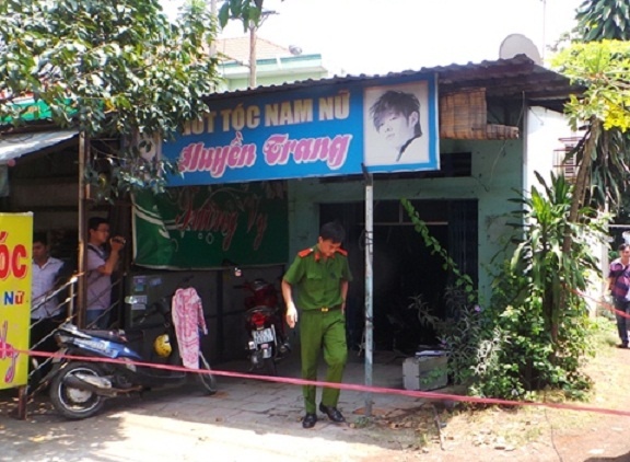 Mot nguoi dan ong chet chay trong tiem hot toc hinh anh