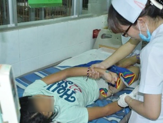 Nu sinh lop 9 bi rach mong tren duong di hoc ve hinh anh