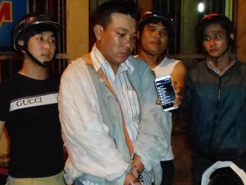 Tên trộm (giữ) bị các