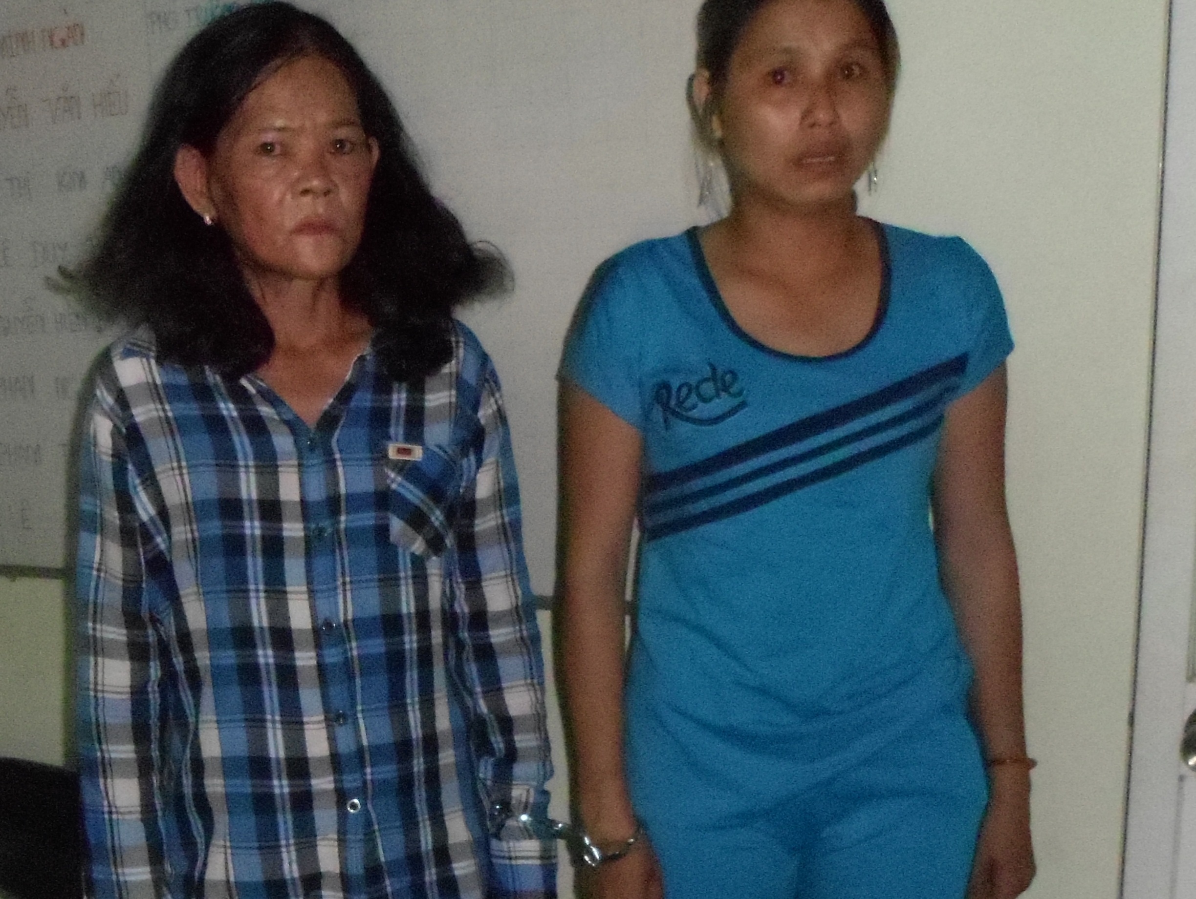 Dan canh moc trom vi cua nu sinh o trung tam thuong mai hinh anh