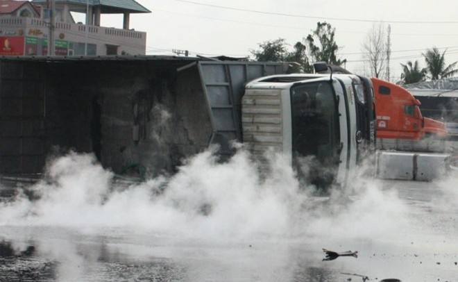 Hang nghin lit axit boc khoi nghi ngut giua duong hinh anh