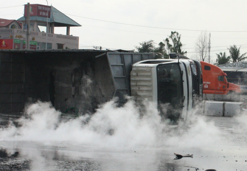 Theo thông tin ban đầu, vào thời điểm trên tài xế Huỳnh Văn Nhâm (38 tuổi, ngụ TP. Biên Hòa) điều khiển xe tải chở 5 thùng axít (khoảng 5.000 lít) đi từ huyện Long Thành về TP. Biên Hòa. Khi ôm cua vòng xoay đường Bùi Văn Hòa - Võ Nguyên Giáp thì xe bất ngờ lật nhào khiến một lượng lớn axít trên xe đổ ra đường.