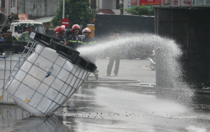 Người dân khu vực chia nhau ngăn không cho các xe lưu thông qua khu vực nguy hiểm. Cơ quan chức năng phải phong tỏa hiện trường. Đồng thời, lực lượng cảnh sát PCCC tỉnh Đồng Nai điều 3 xe chữa cháy cùng hiện trường xịt nước tẩy rửa axít trên đường. Khoảng 2 giờ đồng hồ thì hiện trường vụ tai nạn mới được giải quyết xong.
