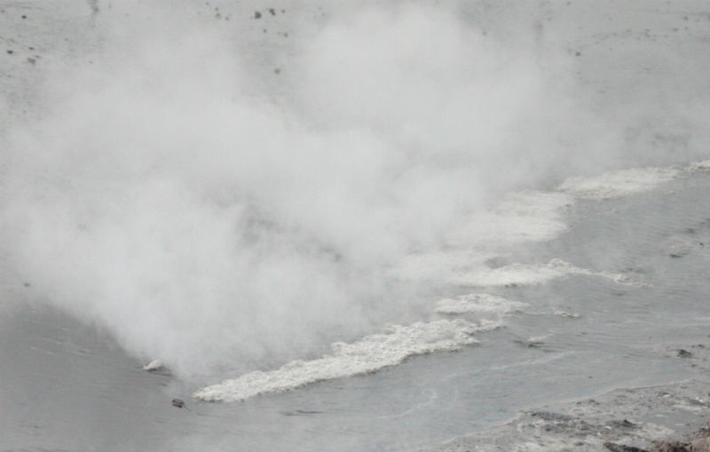 chất axít bốc khói trên mặt đường. 