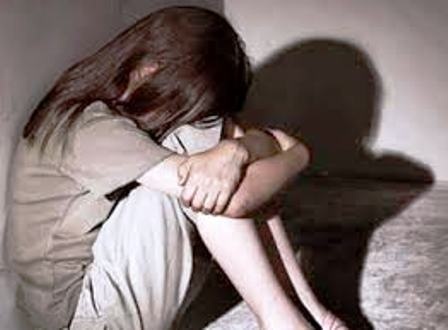 Du chau gai cua vo tron vao ray song nhu vo chong hinh anh